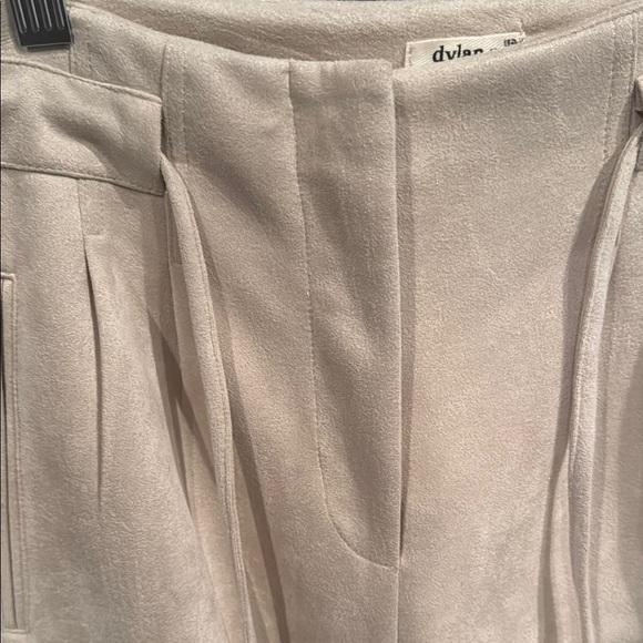 Dylan Cream Bermuda Shorts Tailored Sophistication - Picture 2 of 5